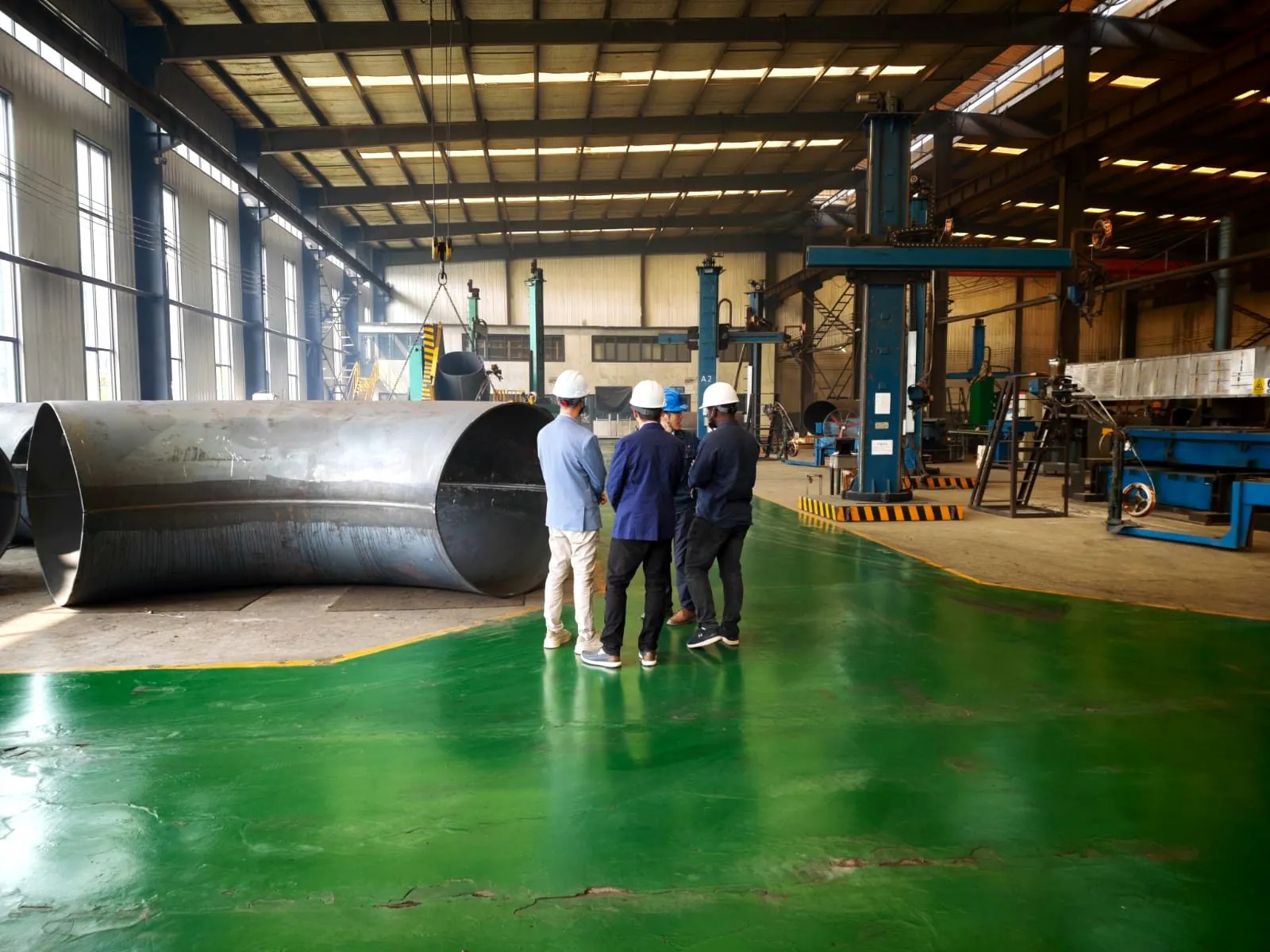Curva de aço de grande diâmetro numa nave de soldadura