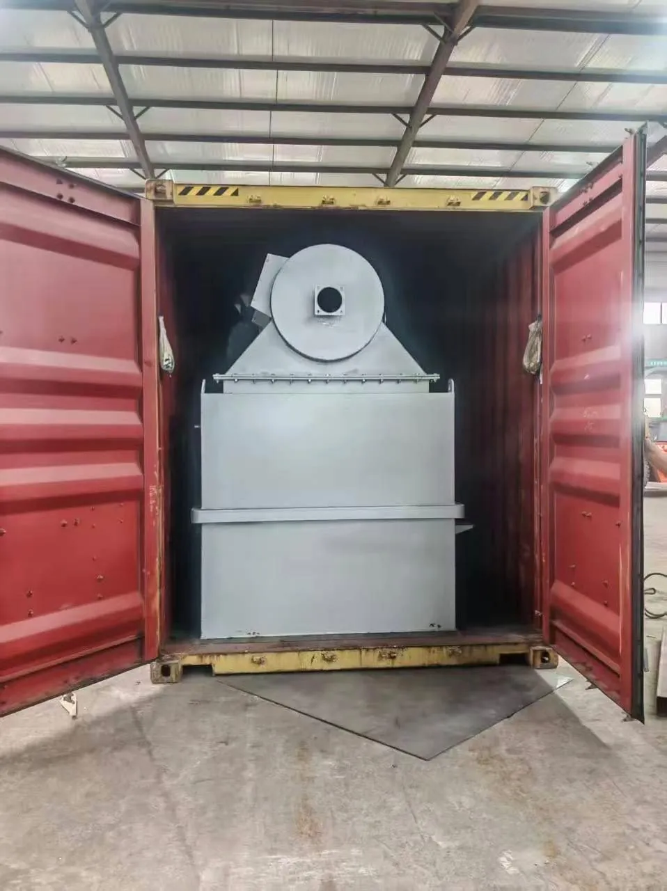 Equipamento industrial carregado num contentor